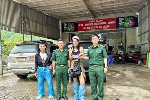 Cán bộ biên phòng nhặt được của rơi trả lại người mất