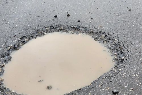 Đường Hồ Chí Minh đoạn qua thị trấn Chư Pah mới hoàn thành đã hư hỏng