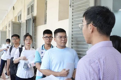 TPHCM: Thí sinh thoải mái trong ngày làm thủ tục dự thi