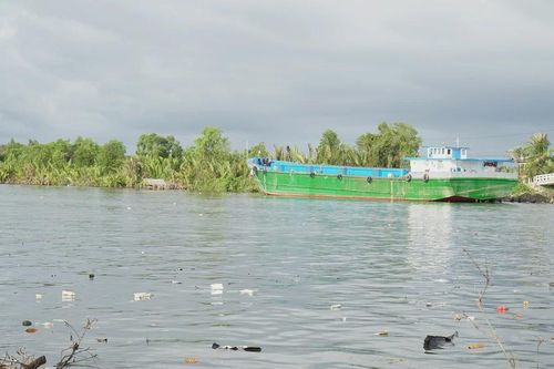 Cà Mau: Vỏ lãi va chạm sà lan trên sông, cháu gái 5 tuổi tử vong