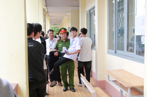 Xúc động hình ảnh Giám đốc Sở dìu, công an cõng thí sinh đến phòng thi