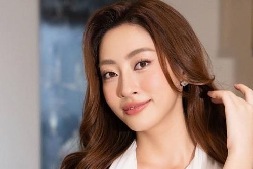 Sắc vóc 'không phải dạng vừa' của Hoa hậu Lương Thùy Linh