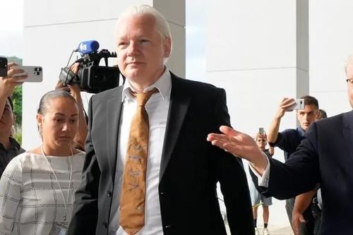 Nhà sáng lập WikiLeaks nhận tội gián điệp để được trả tự do