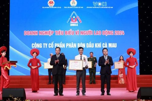 Phân bón Cà Mau thuộc Top 10 'Doanh nghiệp tiêu biểu vì người lao động'