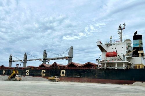 Đón tàu lớn chở 40 ngàn tấn cát xây dựng từ Cảng Cà Ná đi Singapore