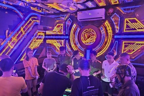 Tổ chức 'bay lắc' mừng sinh nhật tại quán Karaoke