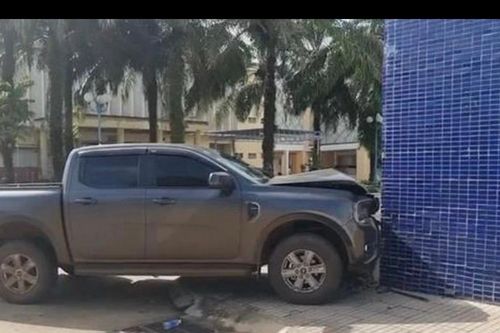 Nam bệnh nhân bất ngờ lái ô tô lao vào tường bệnh viện