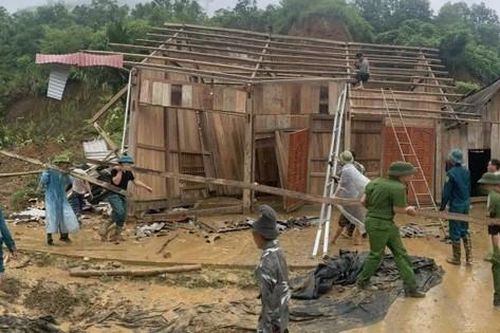 Mưa lớn gây sạt lở đất, nhiều nhà cửa bị hư hỏng, đường sá bị chia cắt