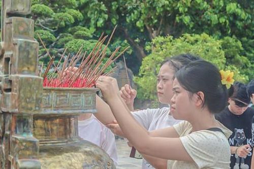 Sĩ tử Đà Nẵng lên chùa cầu may trước kỳ thi tốt nghiệp THPT năm 2024