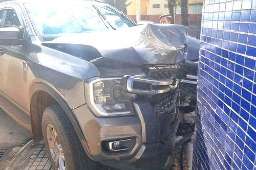 Một bệnh nhân rời giường bệnh, lái ô tô tông thẳng vào tường