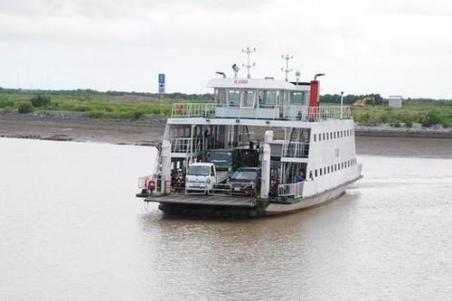 Bến phà quốc lộ 53 qua Trà Vinh bị bồi lắng nghiêm trọng, phương tiện qua phà gặp khó
