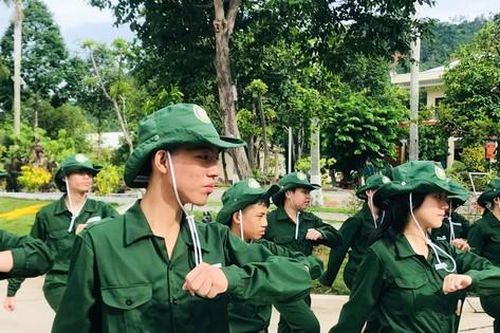 Chiến sĩ nhí hào hứng trải nghiệm trong quân ngũ