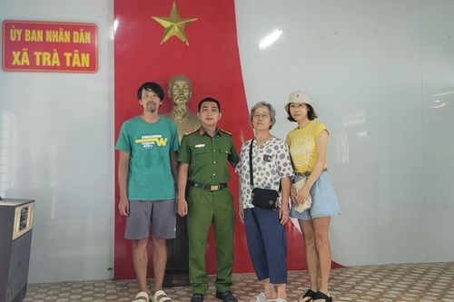 Công an xã hỗ trợ du khách nước ngoài đoàn tụ người thân