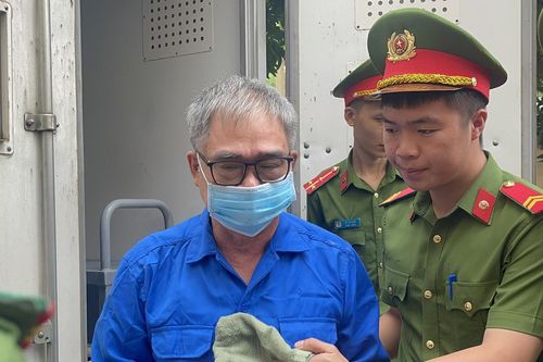 Cựu Giám đốc Công an Hải Phòng Đỗ Hữu Ca được dẫn giải tới tòa