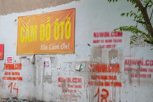 Quảng cáo trang web cá độ trái phép tràn lan nơi công cộng ở Hà Nội