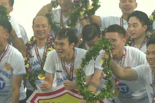 Nâng cúp vô địch V.League, Văn Toàn rưng rưng chia sẻ một điều tiếc nuối
