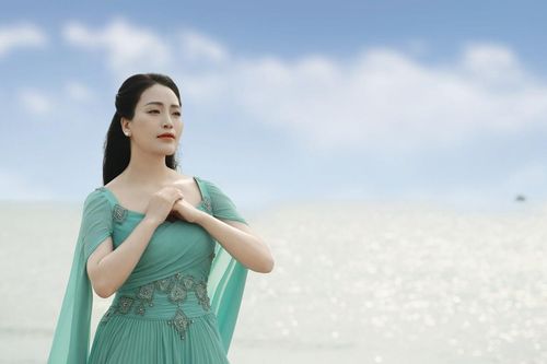 Sao Mai Huyền Trang gây ngạc nhiên khi hát nhạc trữ tình
