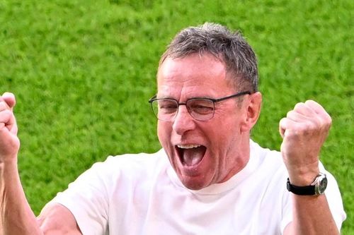 Fan MU 'quay xe', ca ngợi thuyền trưởng Ralf Rangnick