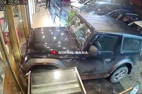 Nam tài xế lái xe đâm thẳng vào nhà hàng dù có bảo vệ hướng dẫn đỗ tận tình