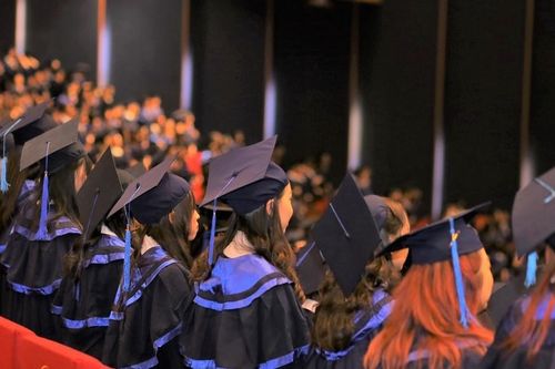 Sinh viên bị 'giam' bằng tốt nghiệp vì chuẩn đầu ra ngoại ngữ