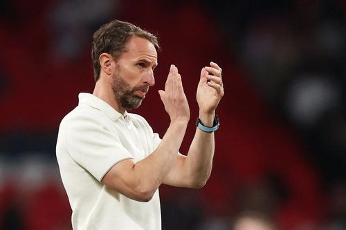 Cổ động viên Anh ném cốc về phía Huấn luyện viên Gareth Southgate