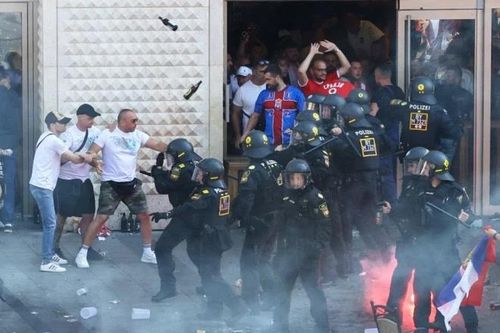 EURO 2024: Cổ động viên quá khích tấn công lực lượng cảnh sát bằng chai lọ