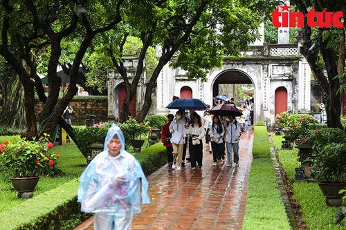Sĩ tử 'đội mưa' đến Văn Miếu, đền Ngọc Sơn 'cầu may'