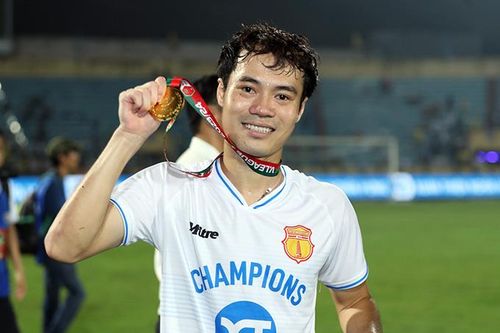Văn Toàn khoe Công Phượng về cúp vô địch: 'Cuối cùng thì cũng biết cảm giác nâng cúp là thế nào'