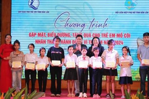 Hội LHPN Đắk Lắk: Tặng quà, học bổng, mái ấm tình thương cho trẻ em có hoàn cảnh đặc biệt khó khăn