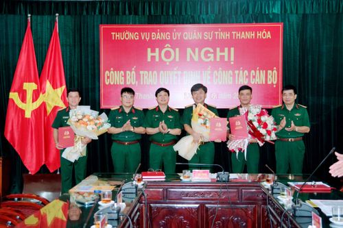 Đảng ủy Quân sự tỉnh công bố, trao quyết định về công tác cán bộ