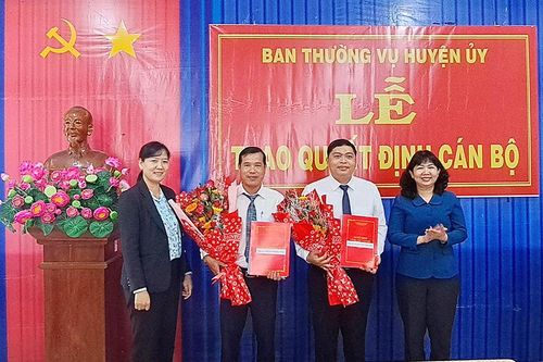 Ban Thường vụ Huyện ủy Châu Phú trao quyết định cán bộ