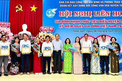 Liên hoan Gia đình hạnh phúc tiêu biểu ở Thoại Sơn