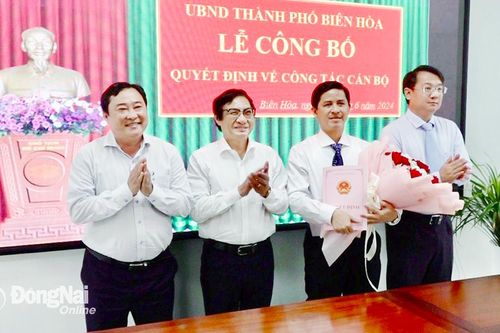 Trao quyết định phê chuẩn kết quả bầu Phó chủ tịch UBND thành phố Biên Hòa