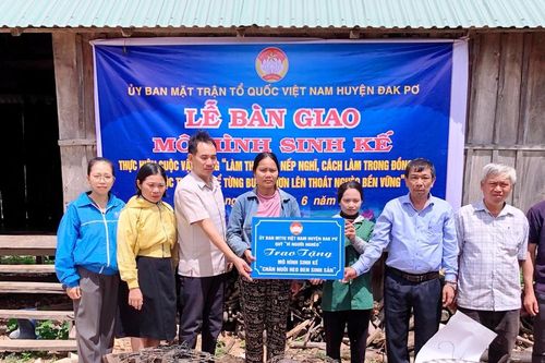 Đak Pơ trao mô hình sinh kế cho 4 hộ nghèo
