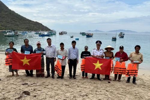 Ban Dân vận Tỉnh ủy Khánh Hòa và Hải đoàn Cảnh sát biển 32: Tặng 160 suất quà cho ngư dân thị xã Ninh Hòa