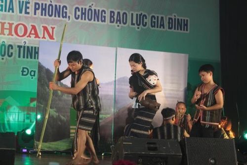 Hội thi hát dân ca và trình diễn trang phục dân tộc