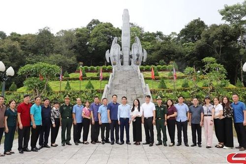 Đồng chí Lưu Minh Quân cùng đoàn công tác dâng hương tại Khu di tích lịch sử cách mạng Việt Nam – Lào