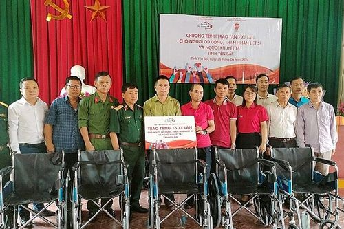 Hội Hỗ trợ gia đình liệt sỹ Việt Nam trao tặng 16 xe lăn tại tỉnh Yên Bái