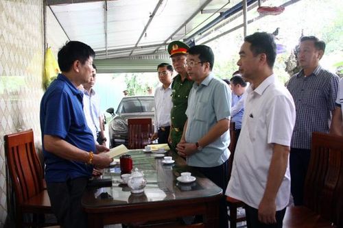 Thăm hỏi gia đình trong vụ cháy làm 2 vợ chồng tử vong