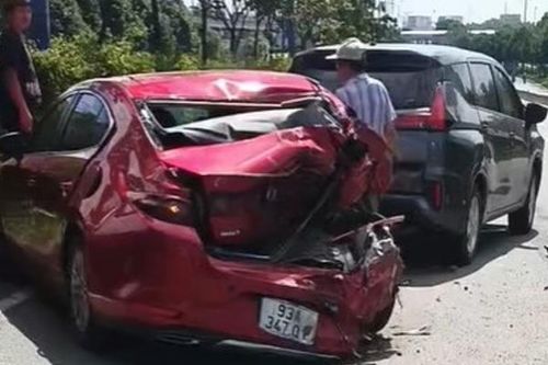Xe đầu kéo gây tai nạn liên hoàn, 4 phương tiện bị hư hỏng