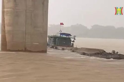 Va vào trụ cầu Vĩnh Thịnh, tàu cát chìm xuống sông Hồng
