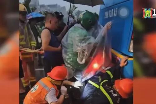 Giải cứu người mắc kẹt dưới gầm ô tô