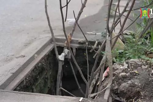 Hố ga mất nắp gài bẫy người đi đường ở Thanh Trì