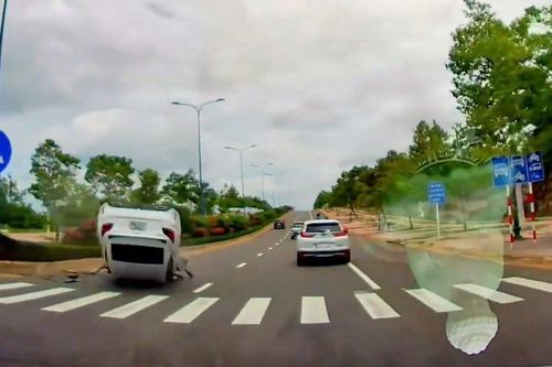 Tài xế tông dải phân cách, ô tô nằm 'phơi bụng' trên đường