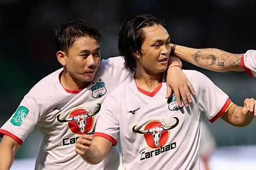 Tuấn Anh vô địch V.League, chỉ Minh Vương vẫn 'dành cả thanh xuân để trụ hạng'