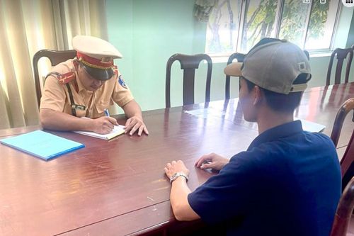 Phạt tài xế lái xe đối đầu ô tô đi ngược chiều ở Bình Phước 5 triệu đồng