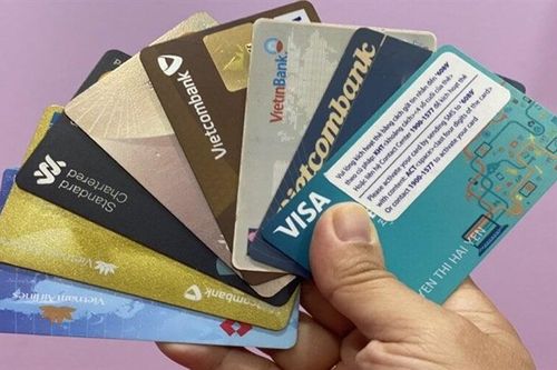 Mở thẻ ngân hàng lâu không dùng vẫn bị tính phí, phải làm sao?