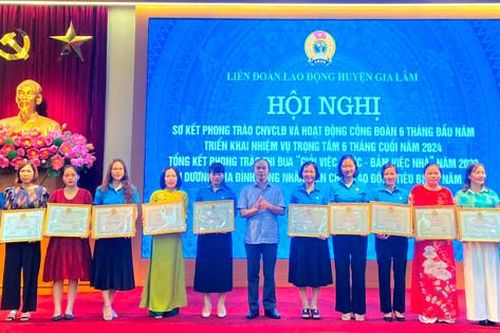 Gia Lâm khen thưởng nhiều tập thể, cá nhân, gia đình xuất sắc
