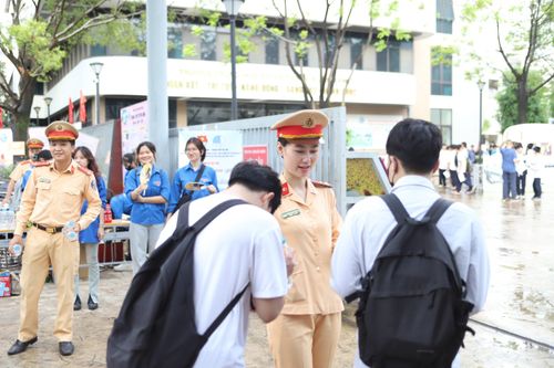 Cảnh sát giao thông Hà Nội đồng hành cùng sĩ tử trên mọi cung đường trong kỳ thi tốt nghiệp Trung học phổ thông Quốc gia