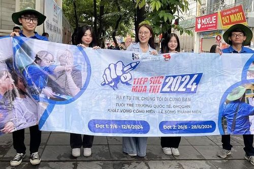 MC Khánh Vy nhiệt tình cổ vũ các sĩ tử tại các điểm thi